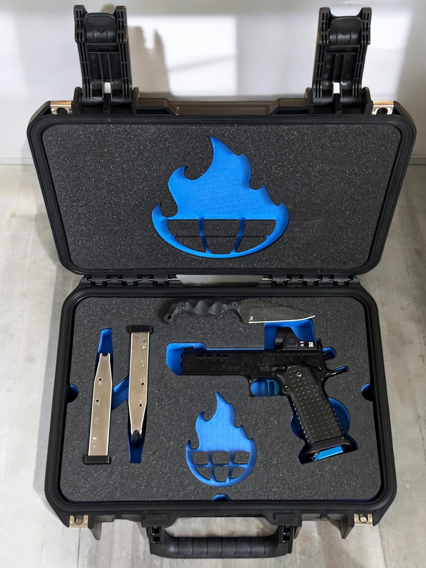 ATLAS GUNWORKS CUSTOM ATHENA SHINY BLACK WITH STROUP KNIFE, TRIJICON SRO