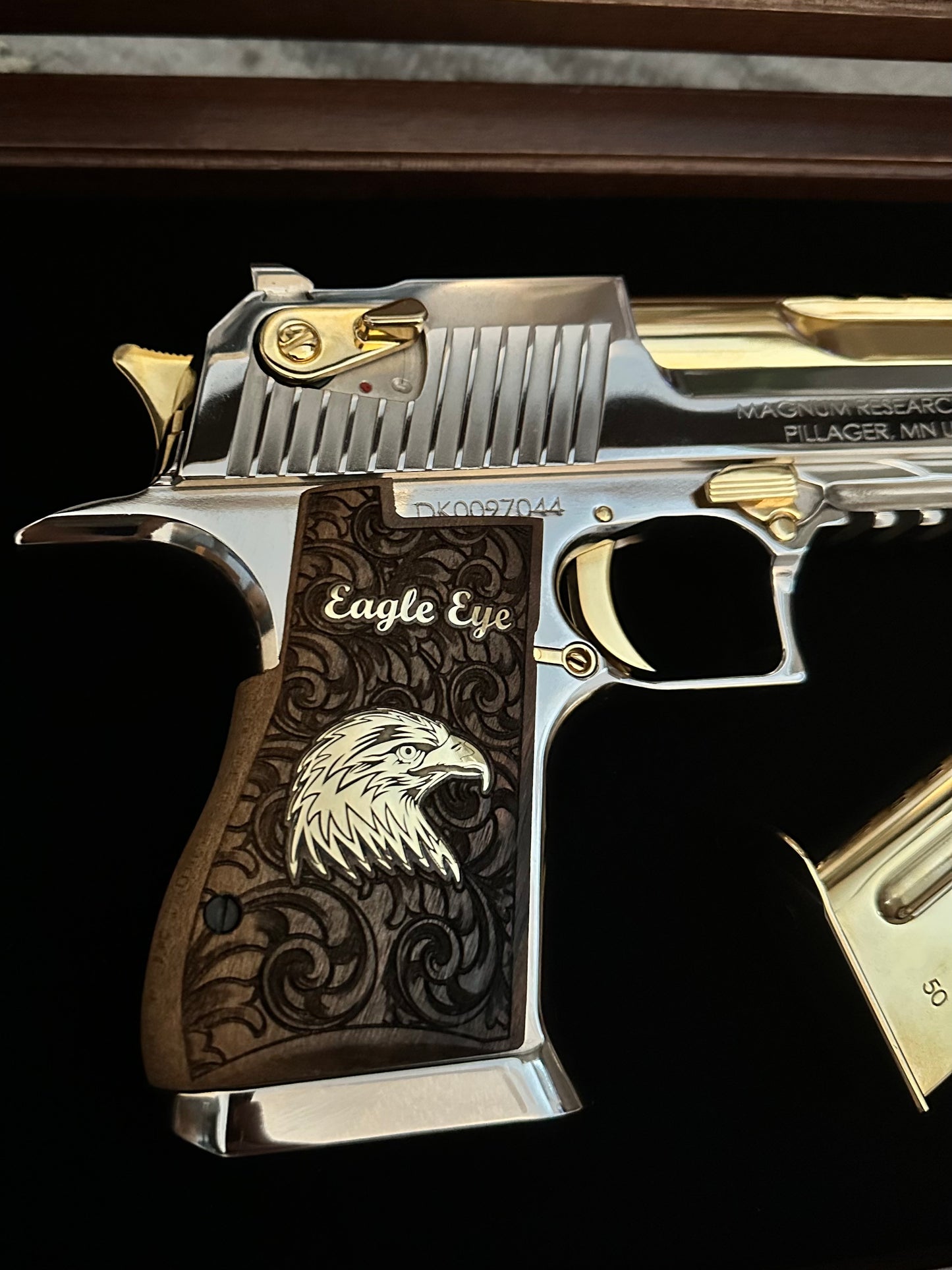 DESERT EAGLE HIGH POLISHED AND 24k GOLD PLATED 50AE.
