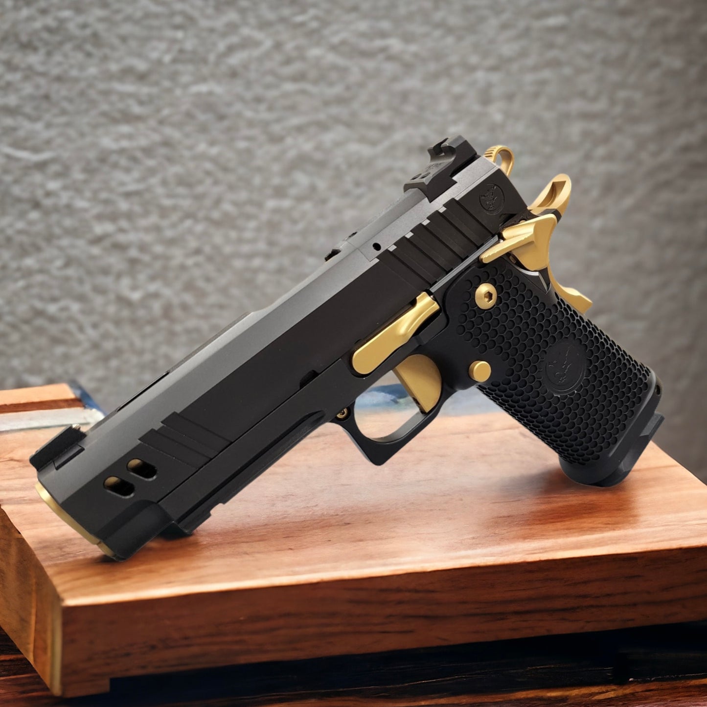 NIGHTHAWK CUSTOM VICE PRESIDENT 2011 BLACK/GOLD OPTIC READY 9MM