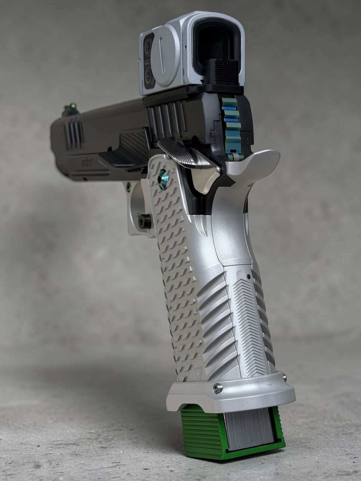 STACCATO CUSTOM XL 2011 THREADED DLC 5.4” BARREL WITH T7 ALUMINUM GRIPS, EDGE TRIGGER AND ACRO P2 SILVER