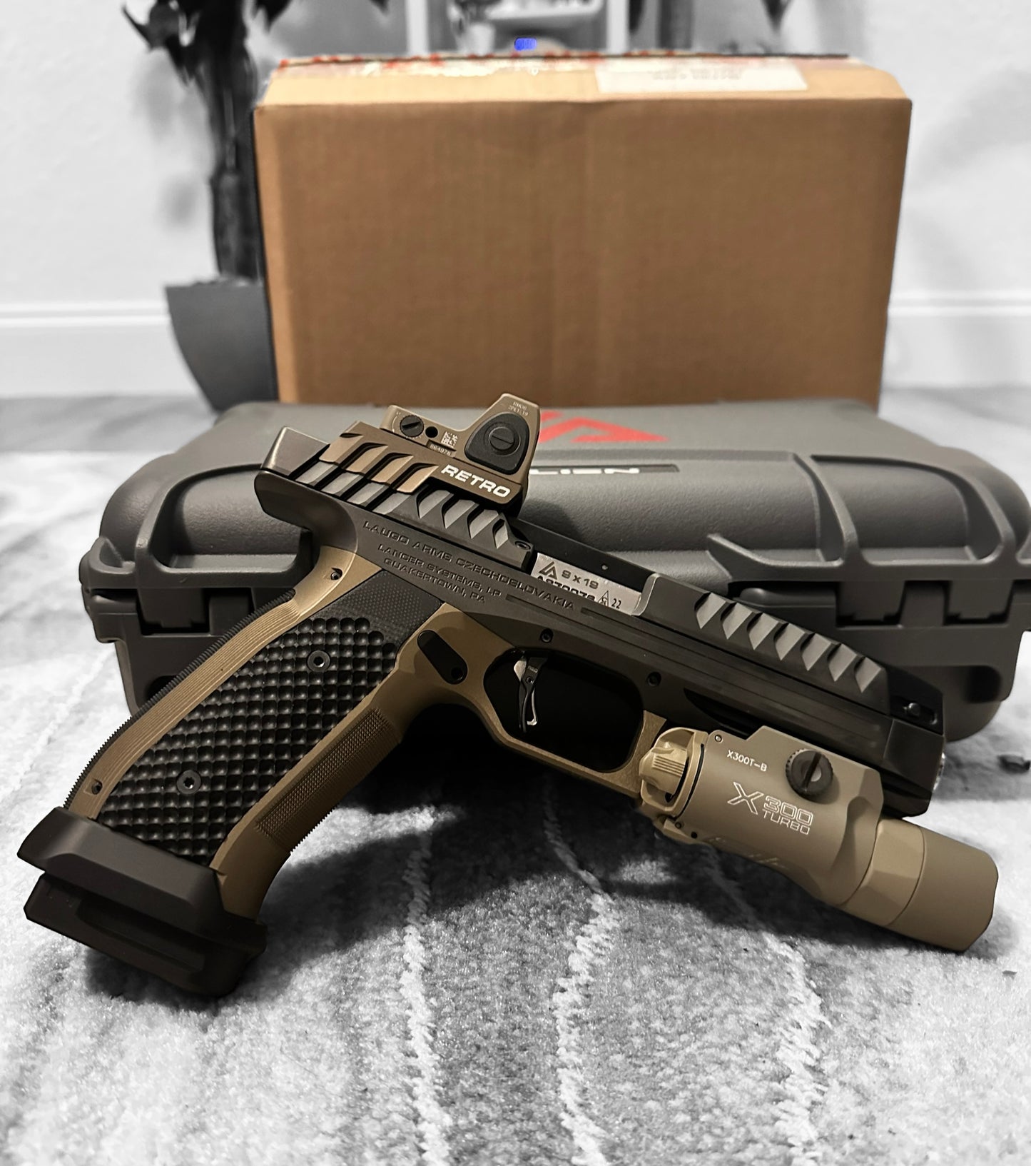 LAUGO ARMS ALIEN RETRO S/N: A270076 WITH EXTRAS